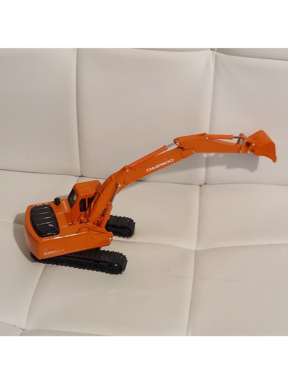 New Clover Daewoo Excavator Solar 220 LC-V 1/40 Scale Diecast Model Vehicle